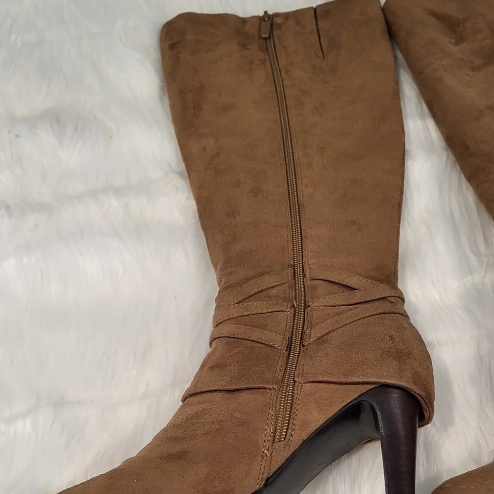 CUTE Suede boots! - Picture 4 of 12